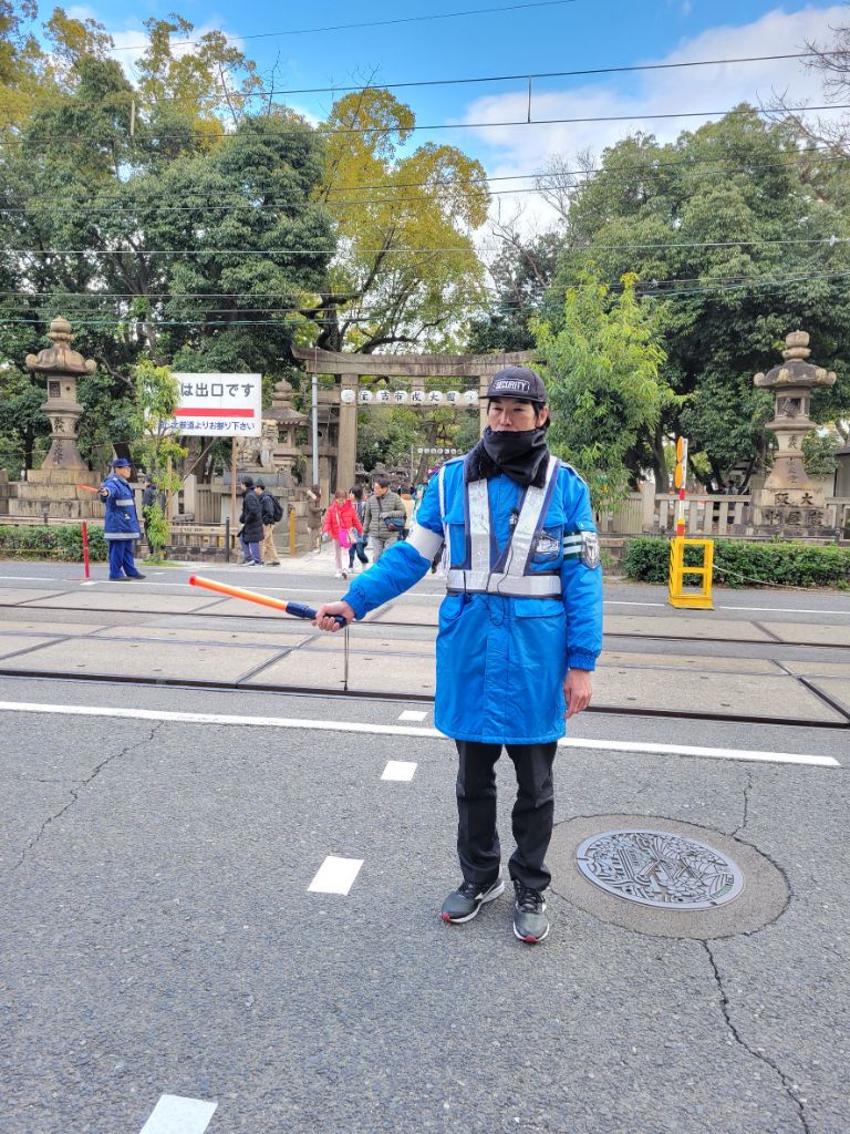 交通誘導中の警備員